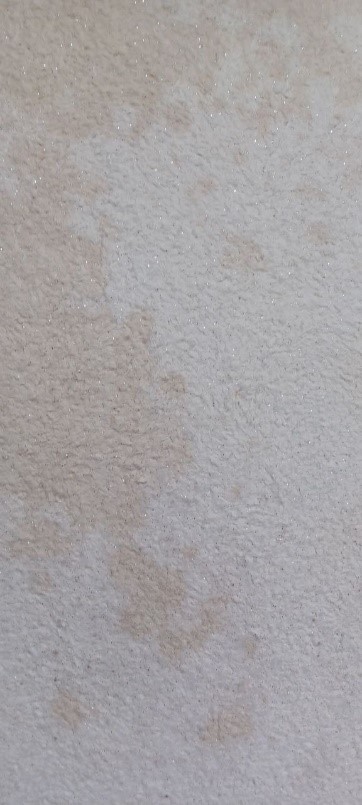 żółte plamy na płynnej tapecie